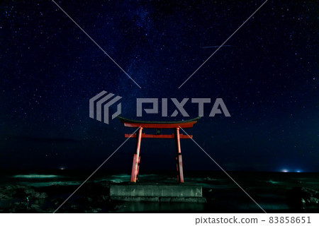 北海正三別村上空的鳥居和星空 北海正三別村上空的鳥居和星空 83858651