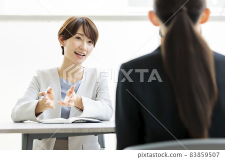 求職學生的背影和麵試官 83859507