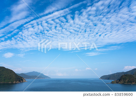 From Obama City, Fukui Prefecture, Blue Sky and Wakasa Bay (Yashiro Bay), Tagarasu (October) 83859600