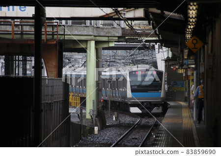 京濱東北線快速列車通過日暮里站 83859690