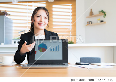 當前在計算機上的銷售婦女 83860740