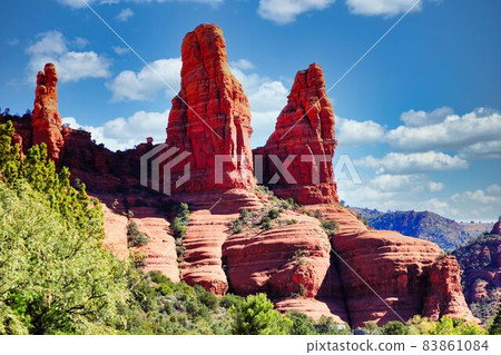 塞多納山脈（霍利十字架教堂的秋景） 83861084