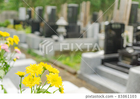 墓地和鮮花模糊圖像 [Higan/Obon 圖像] 83861103