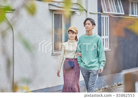 A young couple walking around the city 83862553