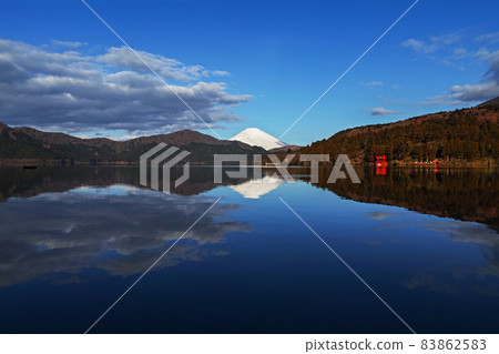 Kanagawa Prefecture, Hakone / Lake Ashi and upside down Mt. Fuji (Lake Ashi shore) 83862583