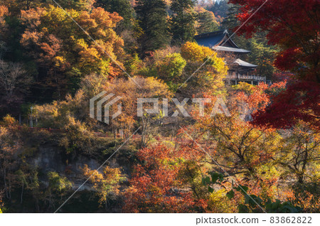 Autumn leaves and reflection of the Tadami River taken from Zuikoji Bridge, Yanaizu Town, Fukushima Prefecture 83862822