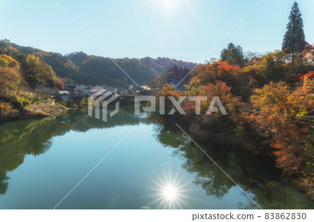 福島縣柳津町瑞光寺橋的秋葉與只見川的倒影 福島縣柳津町瑞光寺橋的秋葉與只見川的倒影 83862830