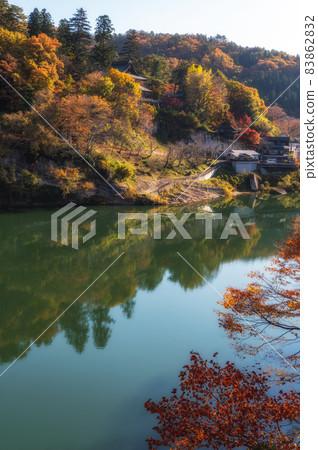 Autumn leaves and reflection of the Tadami River taken from Zuikoji Bridge, Yanaizu Town, Fukushima Prefecture 83862832