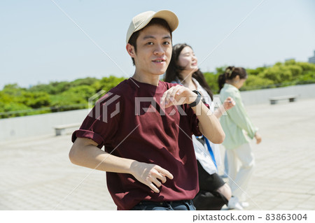 一個和同伴跳舞的男人 一個和同伴跳舞的男人 83863004