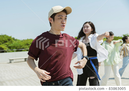 一個和同伴跳舞的男人 一個和同伴跳舞的男人 83863005