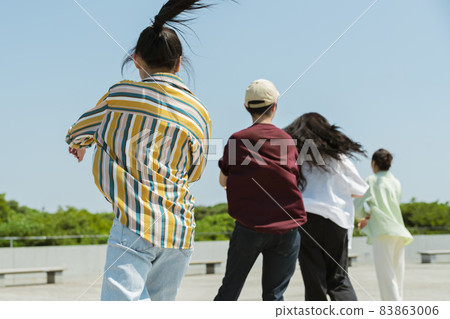 一個女人和她的朋友跳舞 一個女人和她的朋友跳舞 83863006