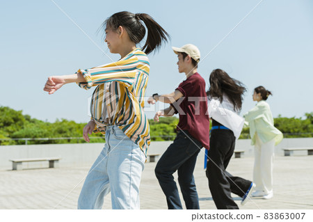 一個女人和她的朋友跳舞 一個女人和她的朋友跳舞 83863007
