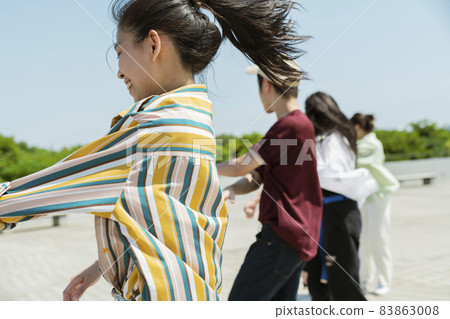 一個女人和她的朋友跳舞 一個女人和她的朋友跳舞 83863008