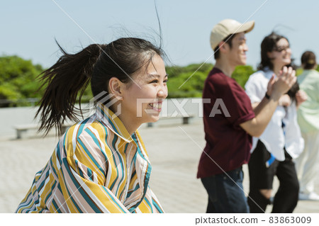 一個女人和她的朋友跳舞 一個女人和她的朋友跳舞 83863009