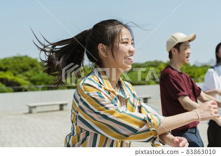 一個女人和她的朋友跳舞 一個女人和她的朋友跳舞 83863010