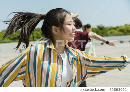 一個女人和她的朋友跳舞 一個女人和她的朋友跳舞 83863011