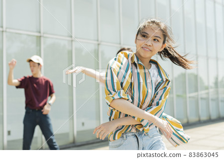 A woman dancing with her friends 83863045