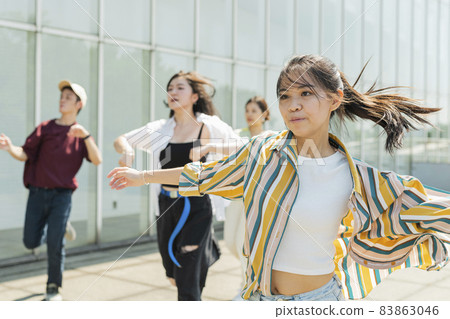 A woman dancing with her friends 83863046