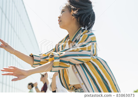 A woman dancing with her friends 83863073