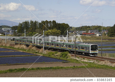 初夏的宇都宮線205系列(原京葉線車輛:宇都宮⇔黑磯) 初夏的宇都宮線205系列(原京葉線車輛:宇都宮⇔黑磯) 83863165