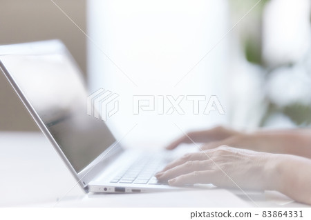 使用筆記本電腦的中年婦女的手 83864331