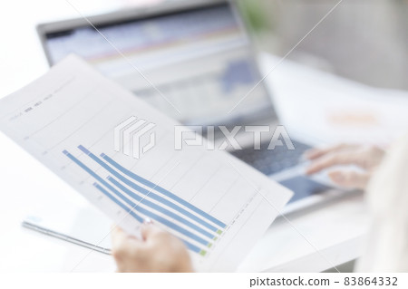 使用筆記本電腦的中年婦女的手 83864332