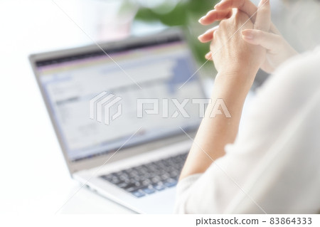 使用筆記本電腦的中年婦女的手 使用筆記本電腦的中年婦女的手 83864333