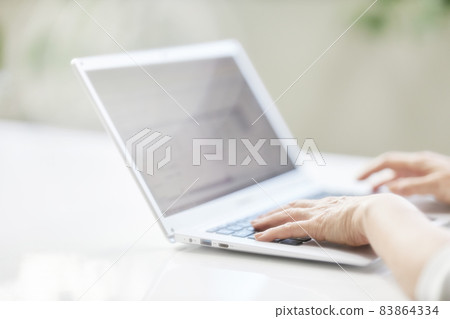 使用筆記本電腦的中年婦女的手 83864334