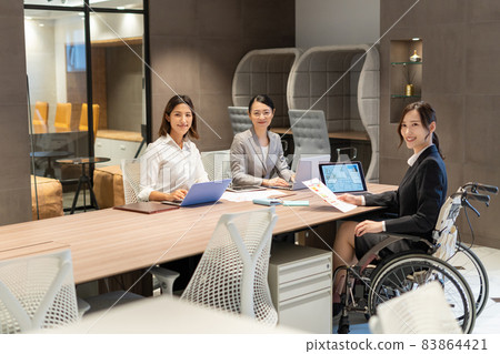 Wheelchair Business Business Woman Photographing cooperation: WEEK Shibadaimon (Sun Frontier Fudousan) 83864421