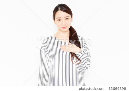 一個穿著休閒服的女人，雙手放在胸前 83864896