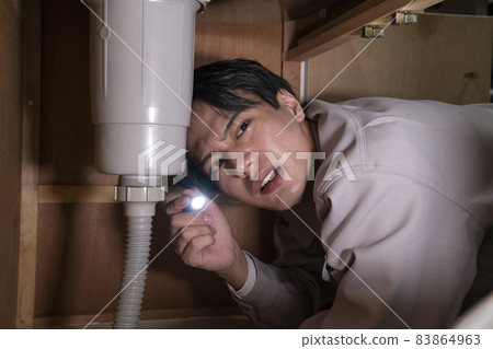 工人在檢查水槽 83864963