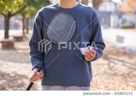 一個拿著羽毛球拍的男人 一個鍛煉的清爽男人 一個拿著羽毛球拍的男人 一個鍛煉的清爽男人 83865151