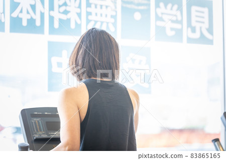 Women exercising in the gym Women exercising in the gym 83865165