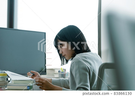 A woman who works until dawn A woman who works until dawn 83866130