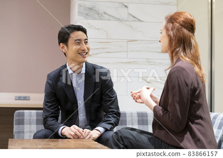 外國女性和日本男性面對面交談 Global Business English School Image 外國女性和日本男性面對面交談 Global Business English School Image 83866157