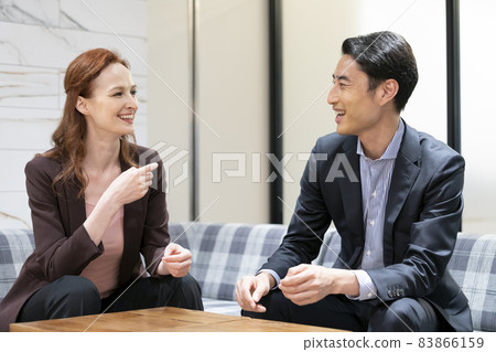 Foreign women and Japanese men talking face-to-face Global Business English School Image Foreign women and Japanese men talking face-to-face Global Business English School Image 83866159