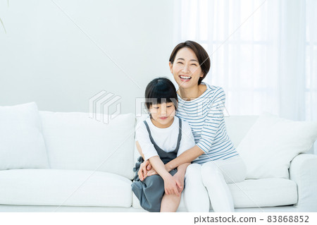 Family to relax in the living room 83868852