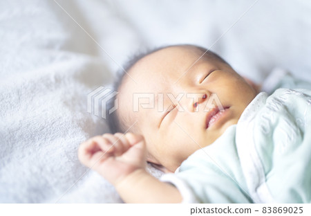 2周大嬰兒的睡臉 2周大嬰兒的睡臉 83869025
