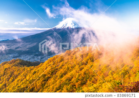 《山梨縣》 富士山的秋日脊線、三戶山、紅葉 83869171