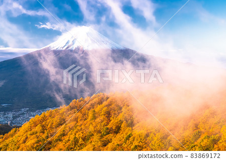 《山梨縣》 富士山的秋日脊線、三戶山、紅葉 83869172