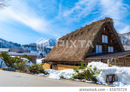 [世界遺產] 冬天的白川鄉、合掌式房屋和藍天[岐阜縣] 83870729