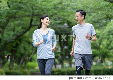 Jogging middle couple Jogging middle couple 83871347