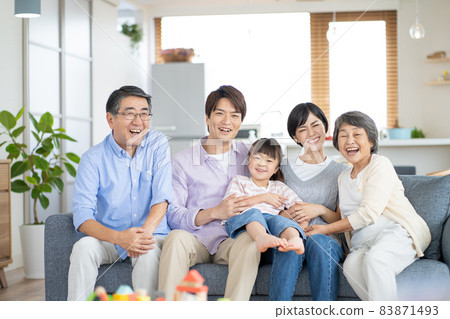 三代家庭親子畫像 83871493