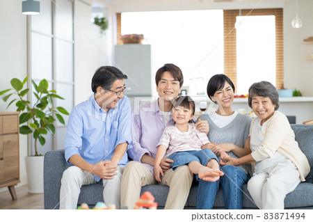 三代家庭親子畫像 83871494