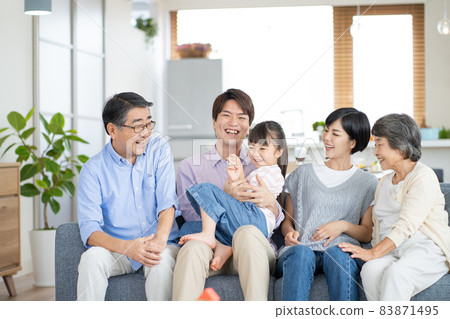 三代家庭親子畫像 83871495