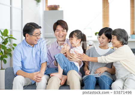 三代家庭親子畫像 83871496