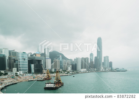 與摩天大樓的海景 83872282