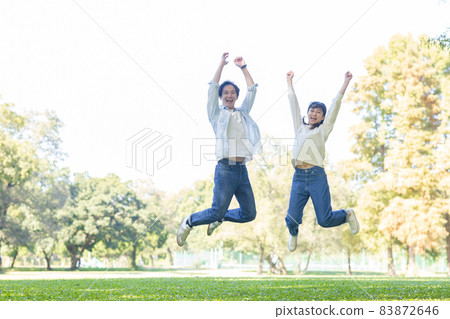 Young couple rejoice in the park 83872646