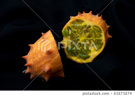 Kiwano 怪異水果橫截面圖像照片黑色背景 83873874