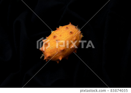 Kiwano 怪異的水果圖像照片黑色背景 Kiwano 怪異的水果圖像照片黑色背景 83874035